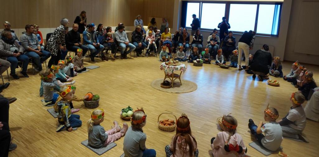 Erntedank Kinder sitzen im Kreis