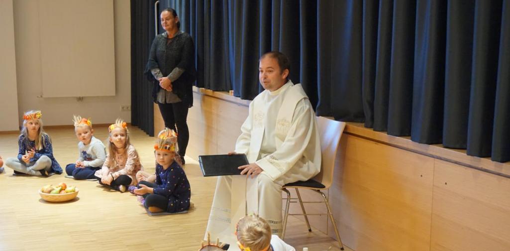 Vikar spricht zu der Gesellschaft