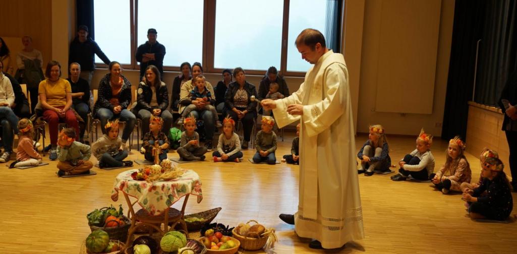 Vikar spricht zu der Gesellschaft