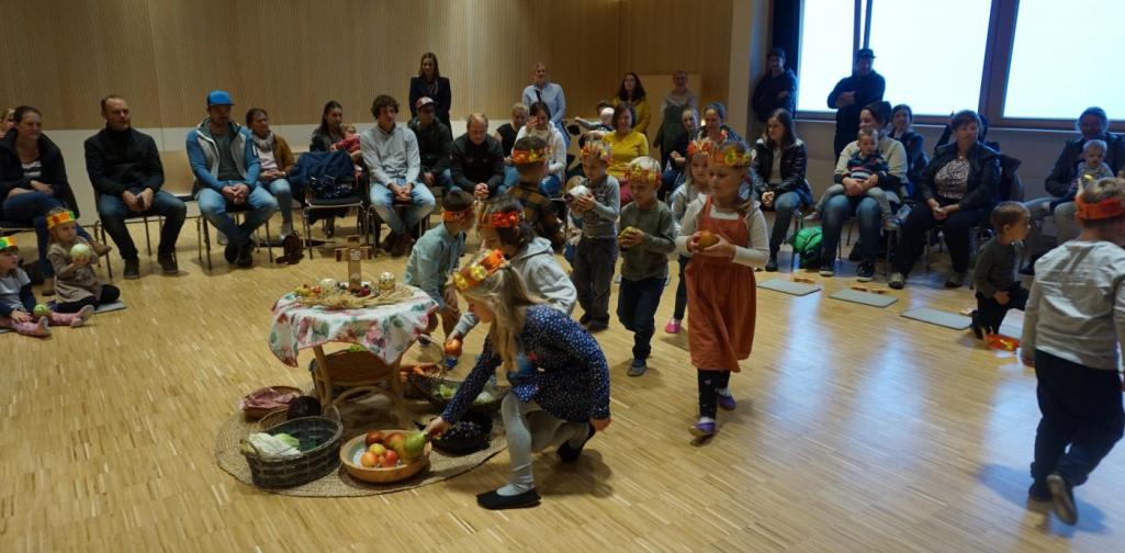 Kinder bringen Gaben dar