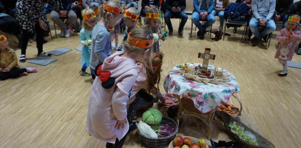 Kinder bringen Gaben dar