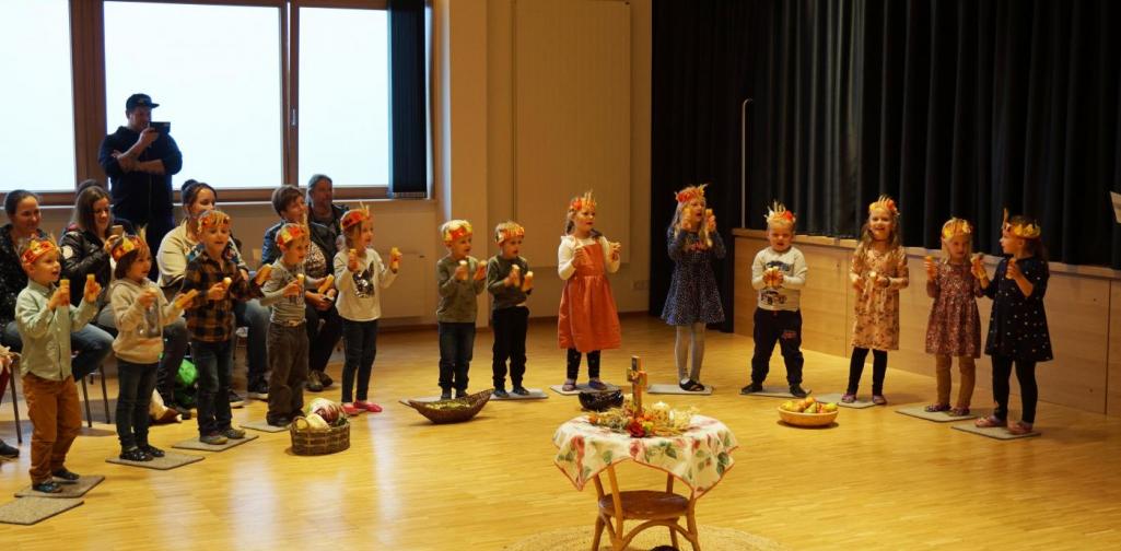 Erntedank Kinder singen ein Lied