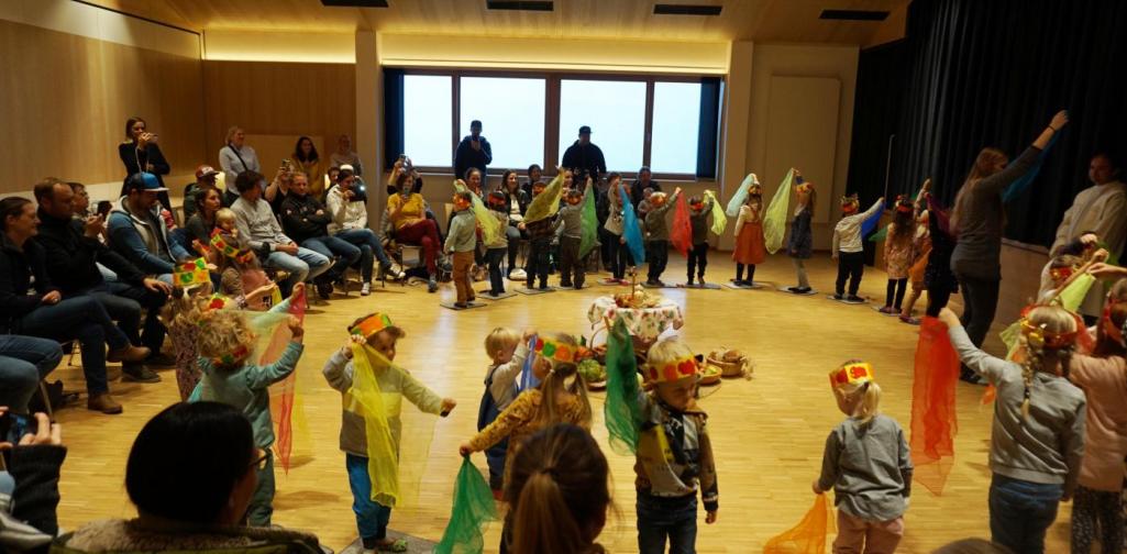 Erntedank kinder tanzen einen Tanz