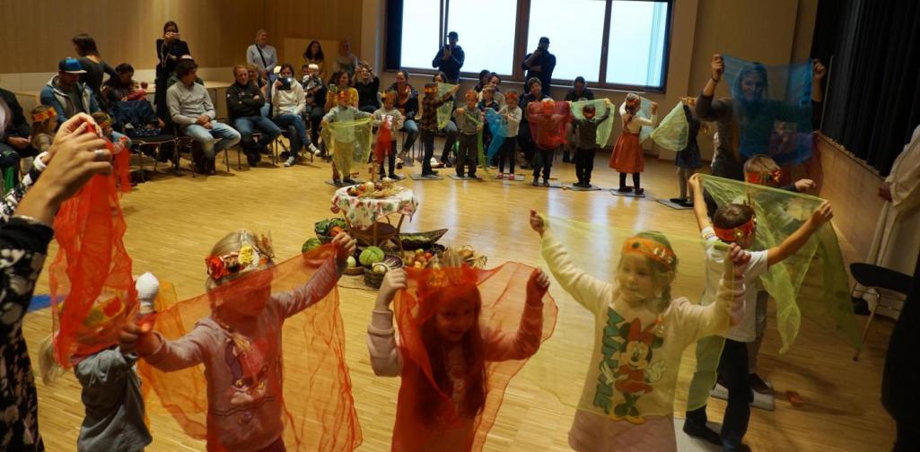 Erntedank kinder tanzen einen Tanz