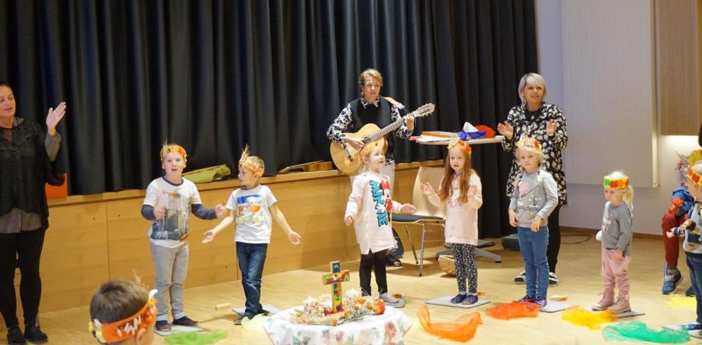 Kinder singen ein Lied