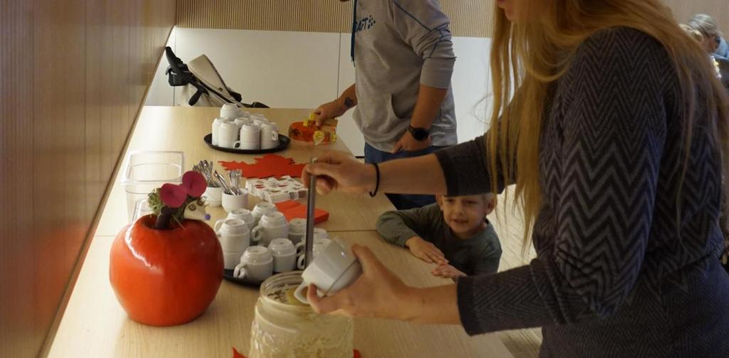 Apfelmus wird ausgegeben