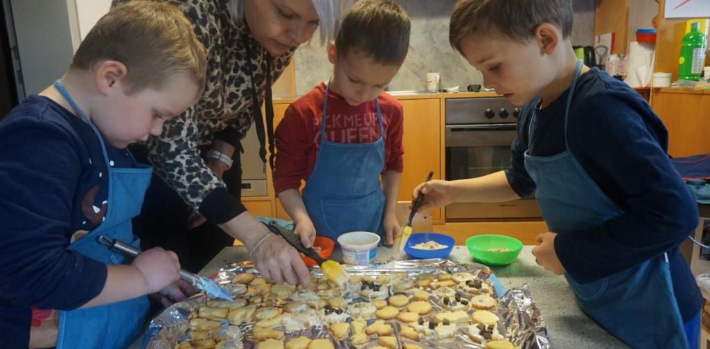 kinder dekorieren kekse