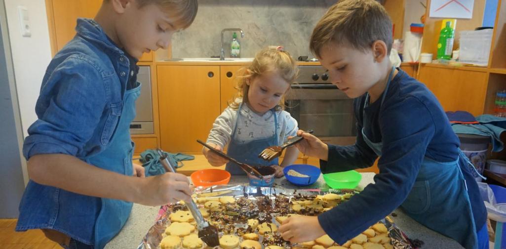 kinder dekorieren kekse