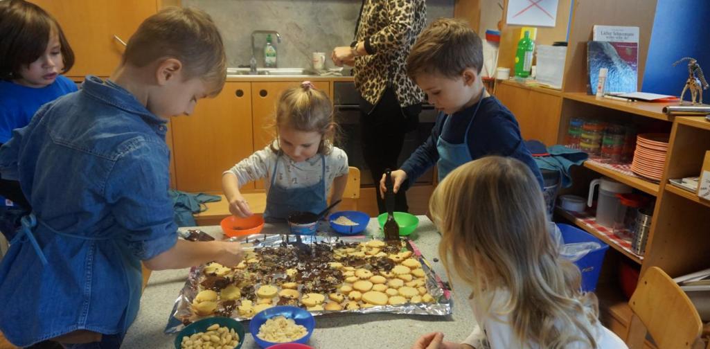 kinder dekorieren kekse