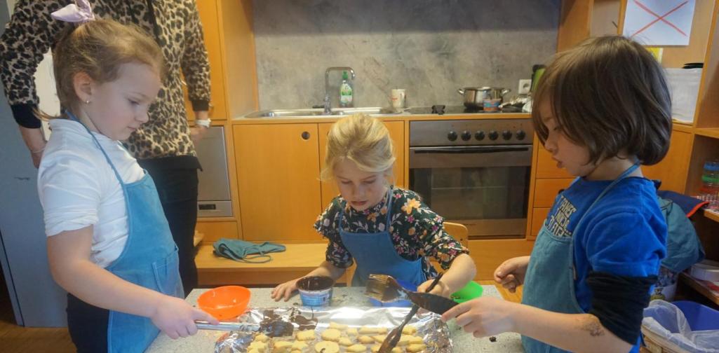 kinder dekorieren kekse