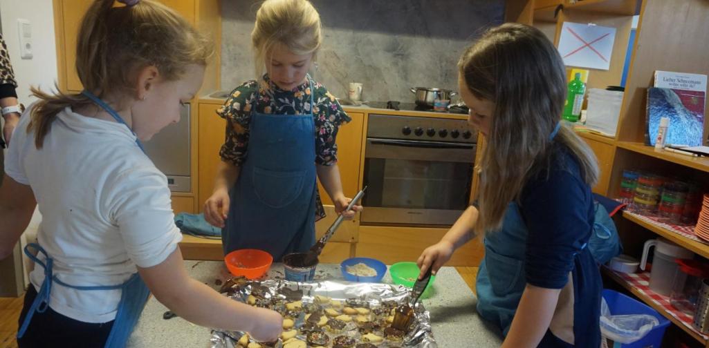 kinder dekorieren kekse