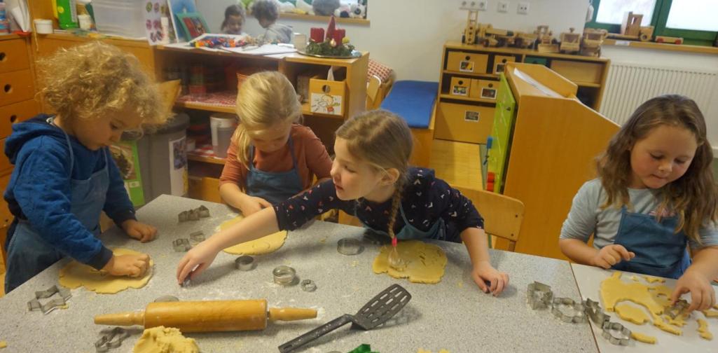 kinder stechen kekse aus