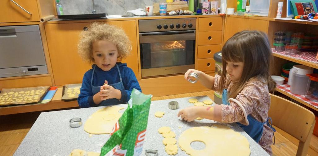 kinder stechen kekse aus