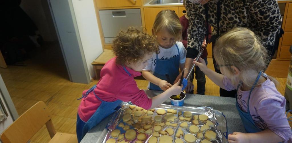 kinder dekorieren kekse