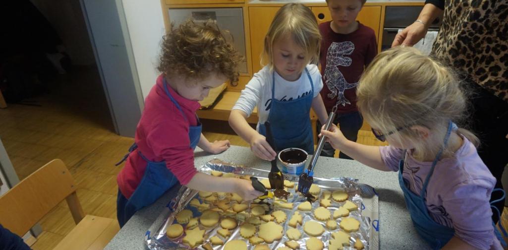 kinder dekorieren kekse