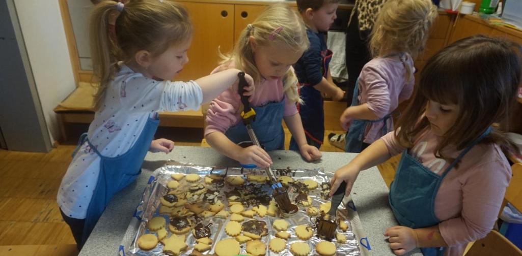 kinder dekorieren kekse