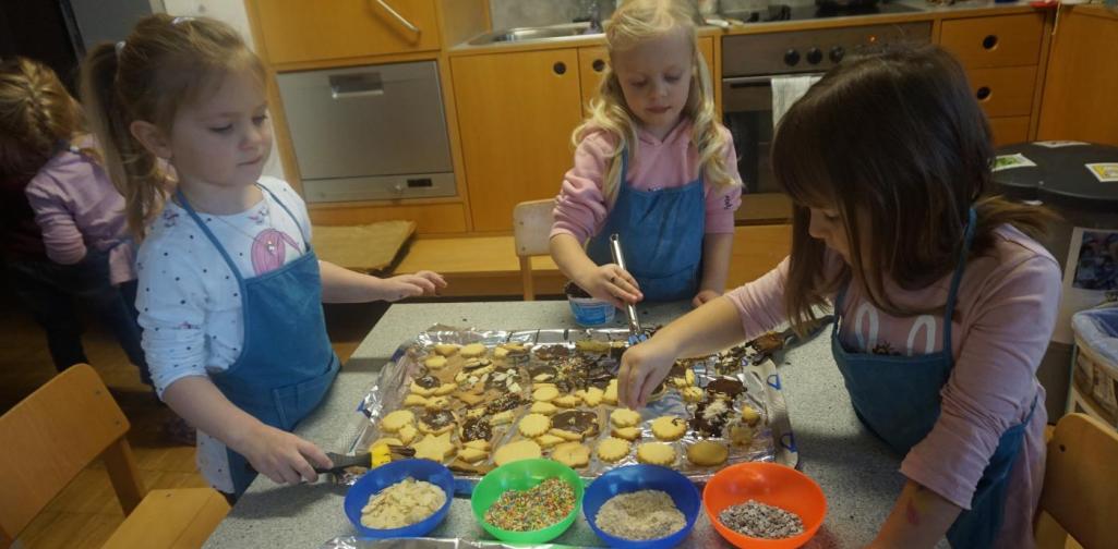 kinder dekorieren kekse