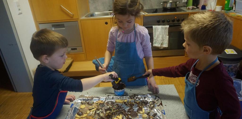 kinder dekorieren kekse