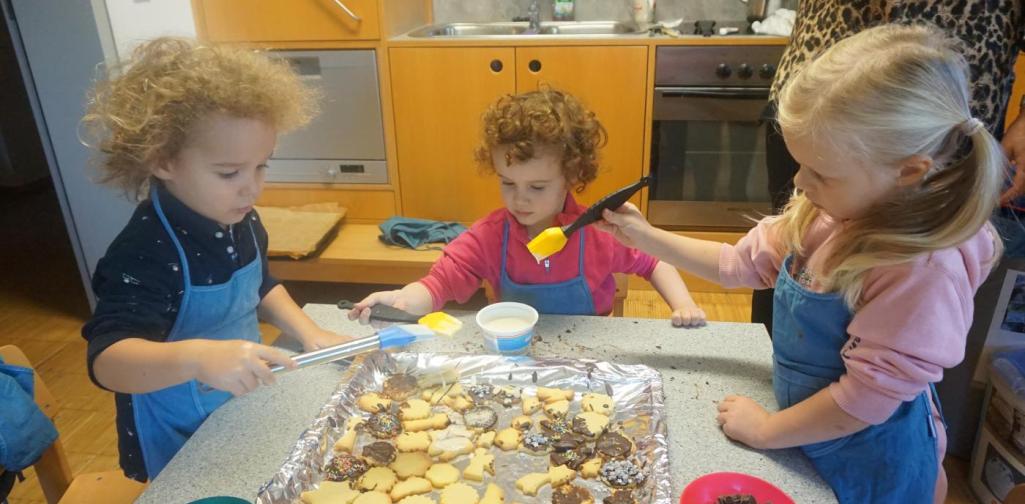 kinder dekorieren kekse