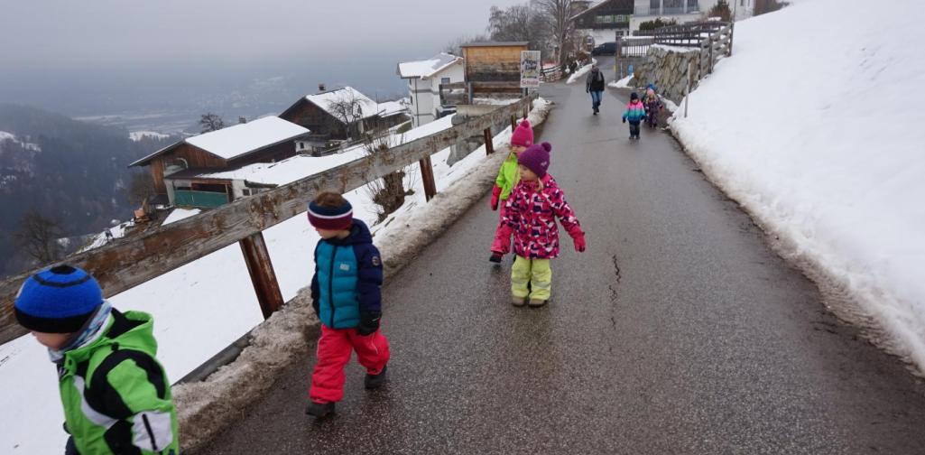 kinder spazieren den berg hinauf