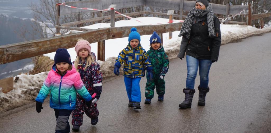 kinder spazieren den berg hinauf