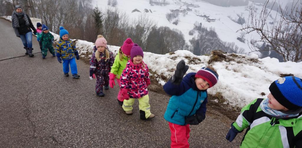 kinder spazieren den berg hinauf