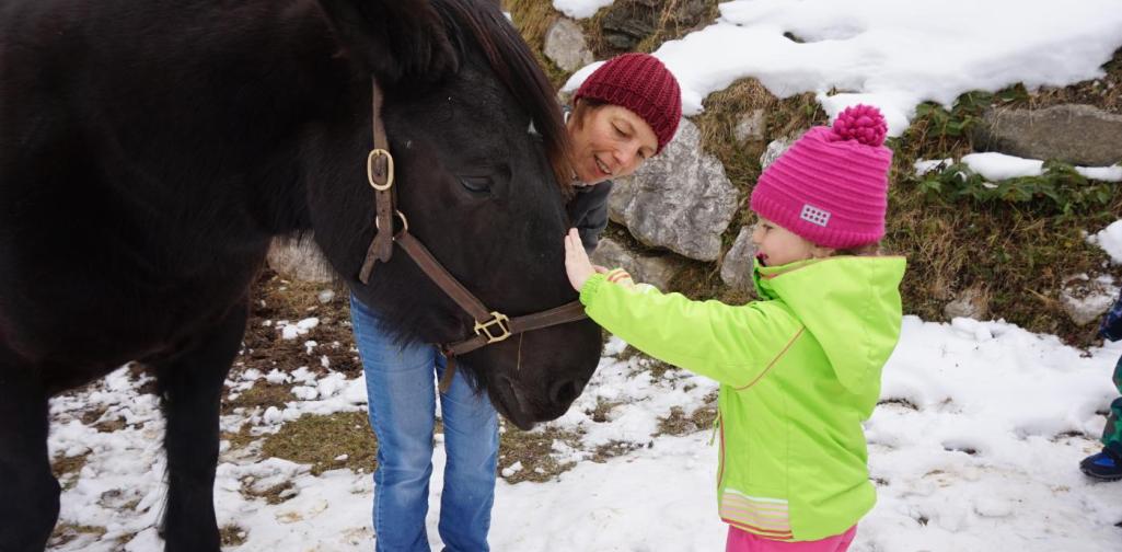 kind streichelt sissi