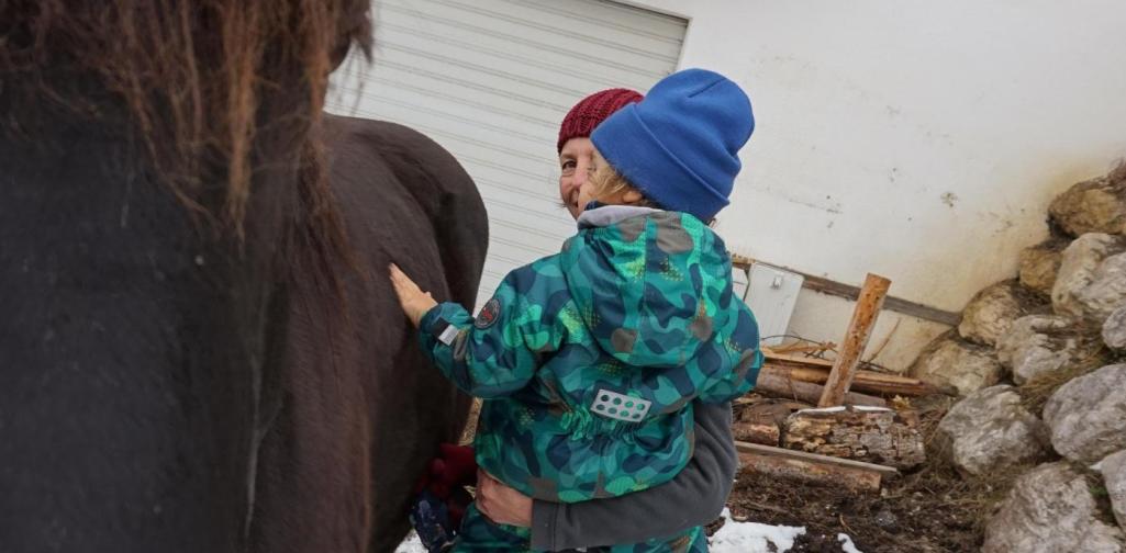 kind streichelt sissi