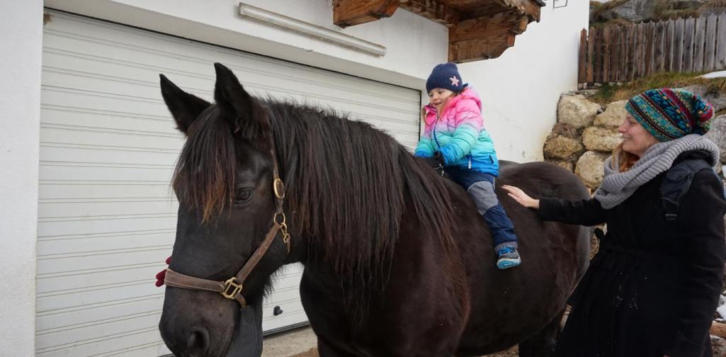 kind sitzt auf sissi
