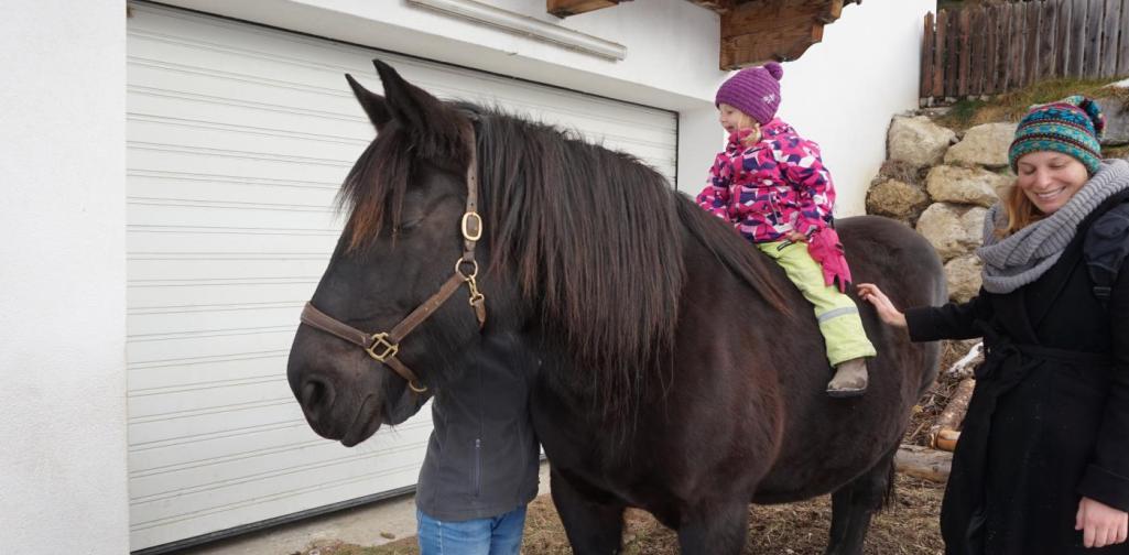 kind sitzt auf sissi