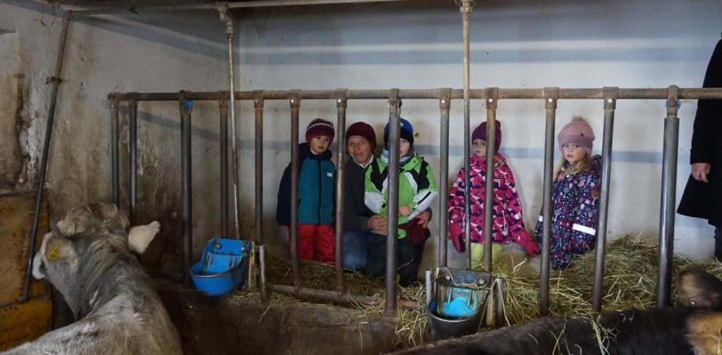 die Kinder im stall