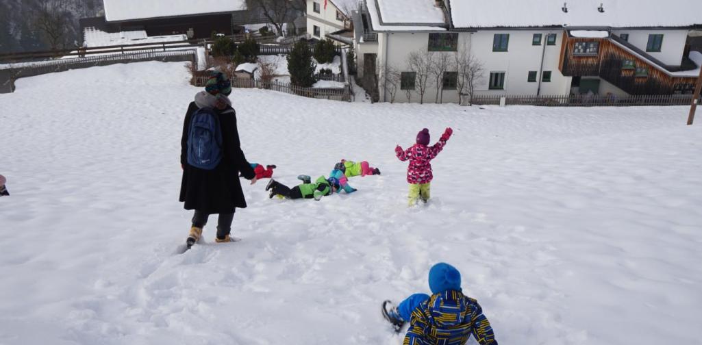 kinder rollen den hügel hinab