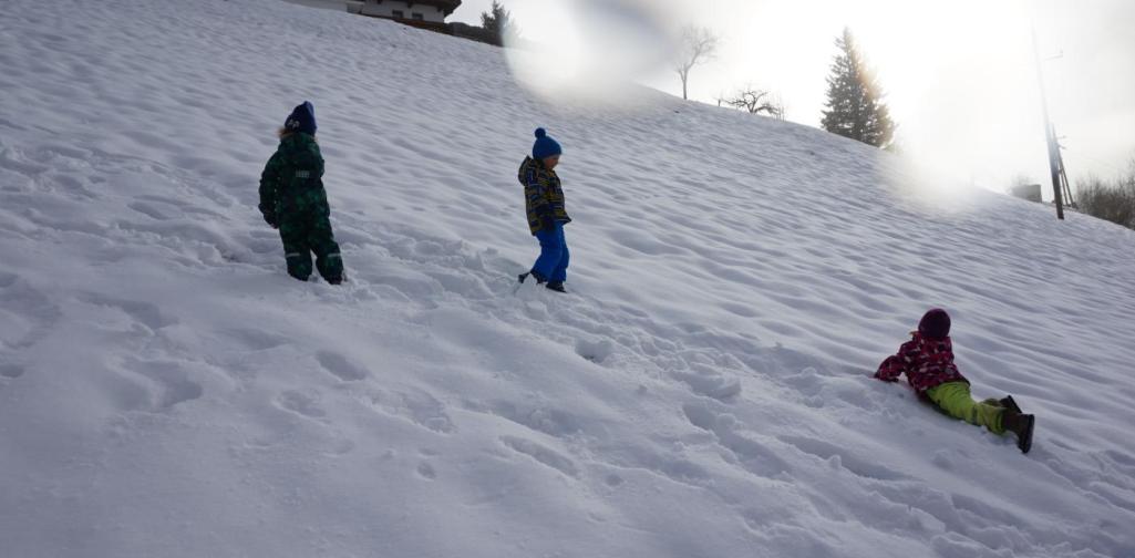 kinder rollen den hügel hinab