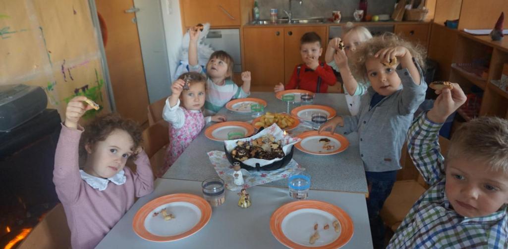 Kinder jausnen die Weihnachtsjause