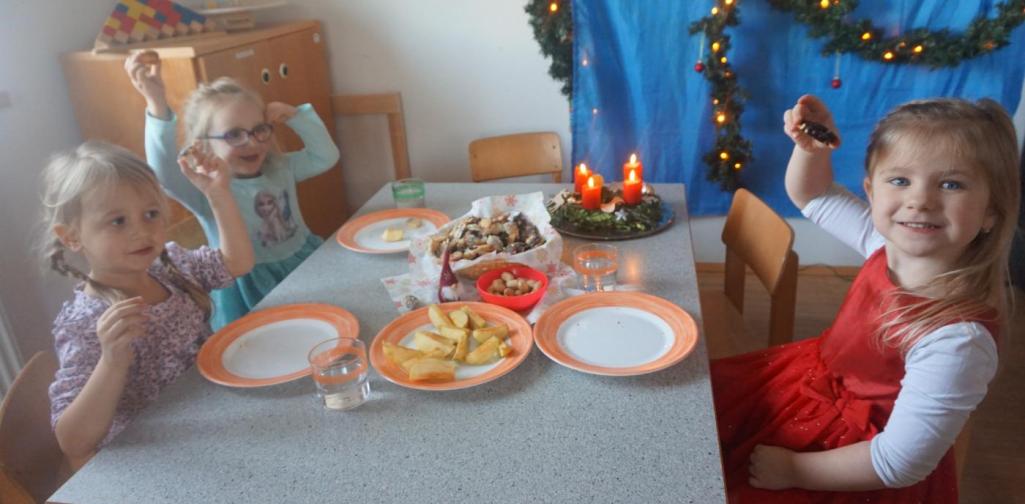 Kinder jausnen die Weihnachtsjause