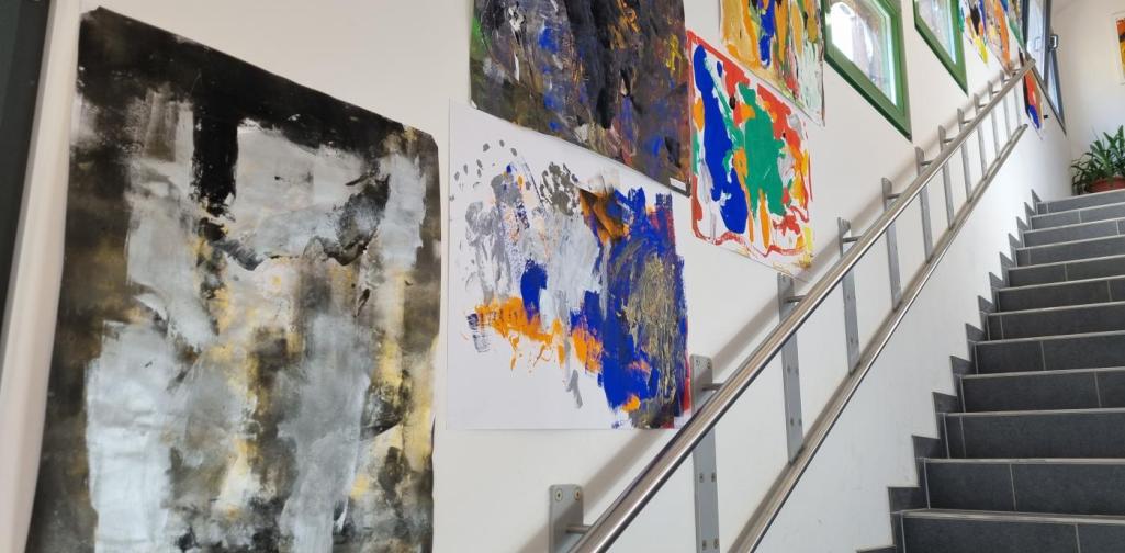 ausdrucksmalen Ausstellung im Treppenhaus