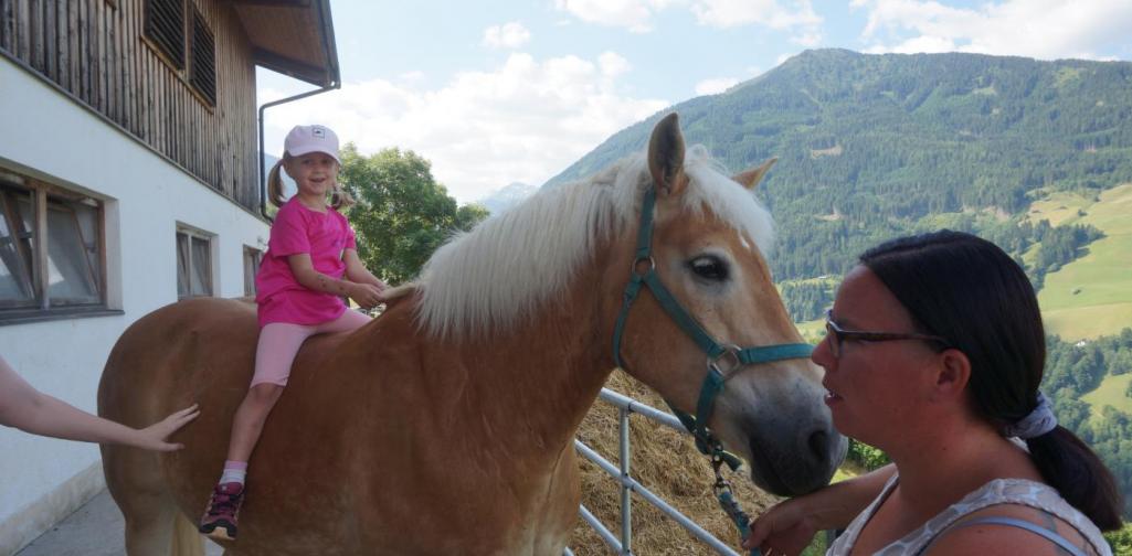 Und sitzen auf Pferden