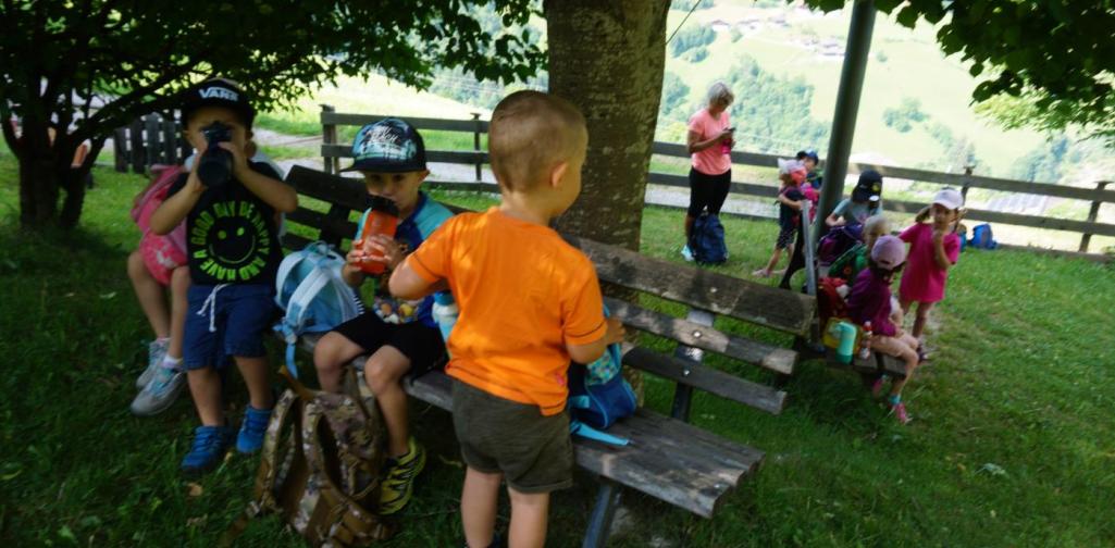 Kinder bei der Trinkpause