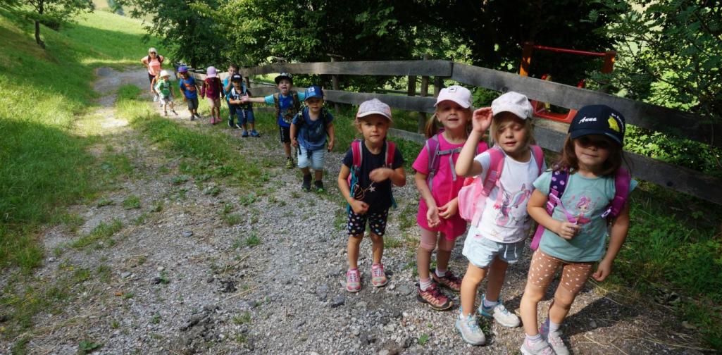 Kinder am Weg zum Hof