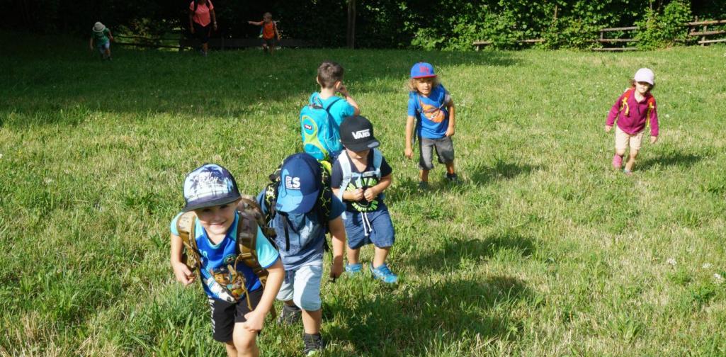 Kinder kraxeln das Feld rauf