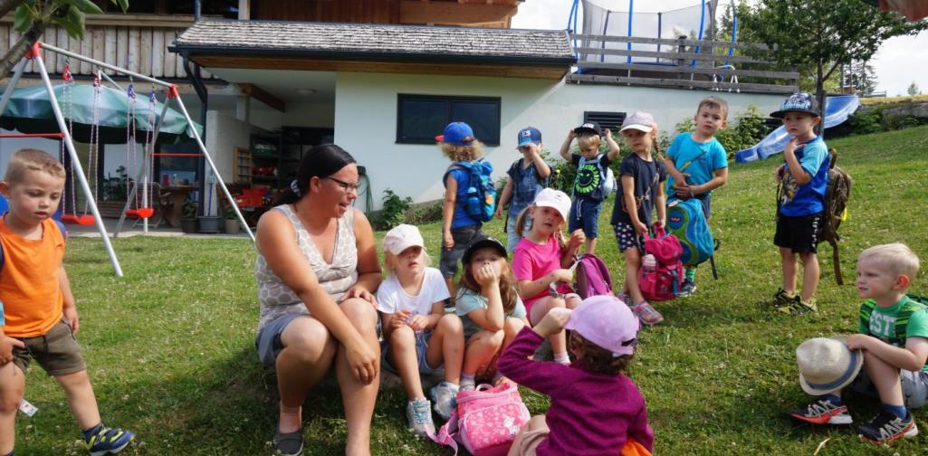 Die Bäuerin begrüßt die Kinder