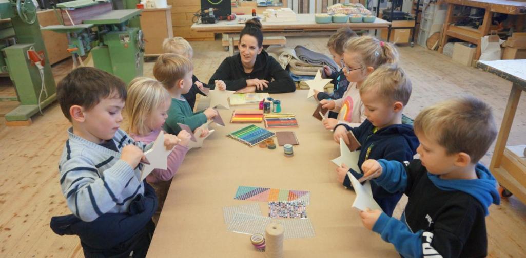 Kinder in der Tischlerei