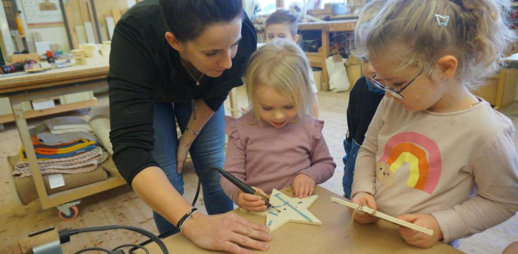 Kinder dürfen in Holz brennen