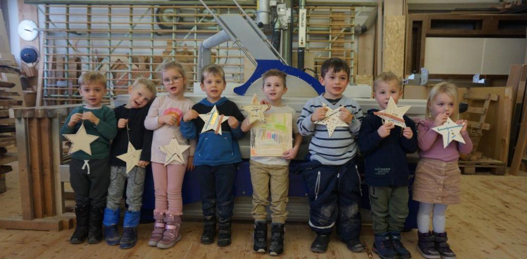 Kinder zeigen ihre Sterne