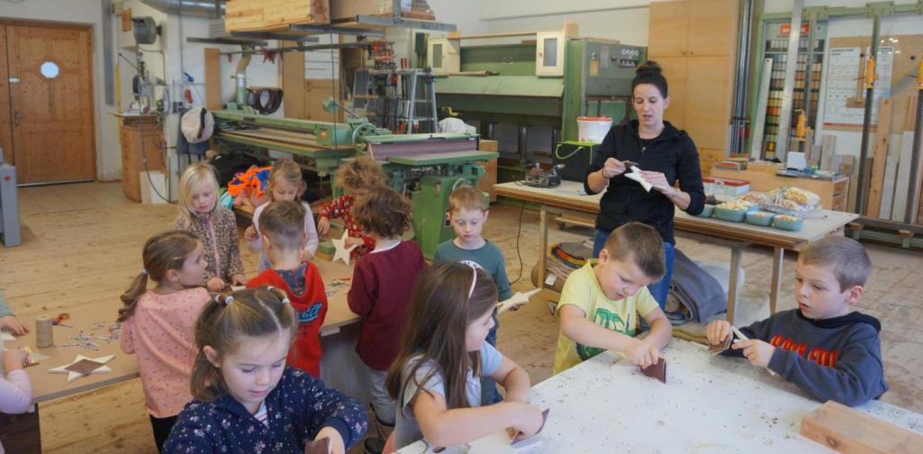 Kinder in der Tischlerei
