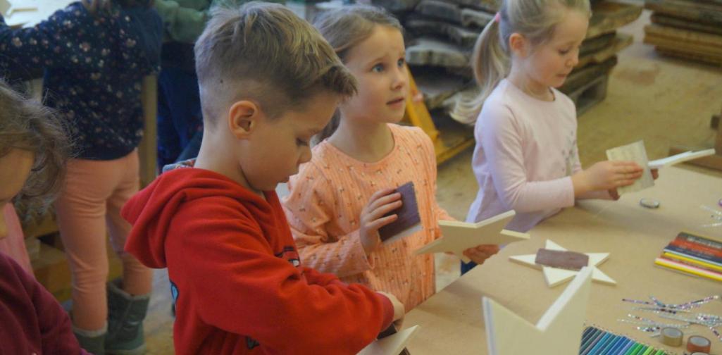 Kinder beim schleifen