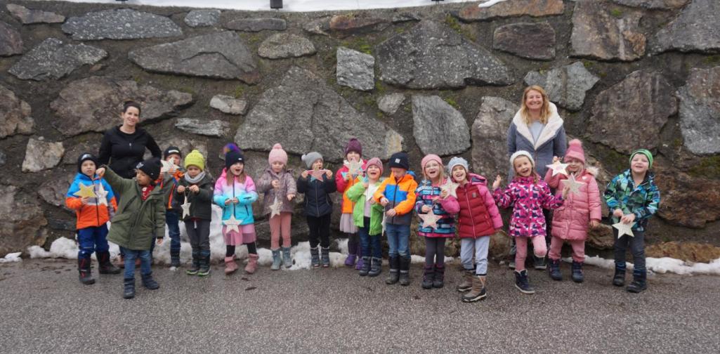 Gruppenfoto außerhalb der Tischlerei