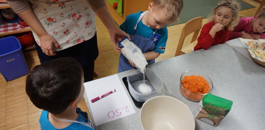 Kind misst Zucker ab