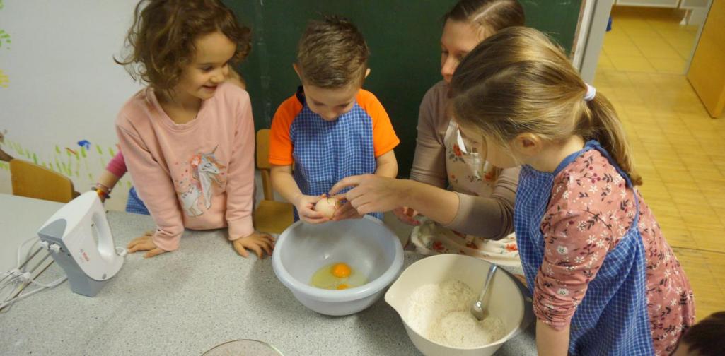 Ein Kind öffnet ein Ei