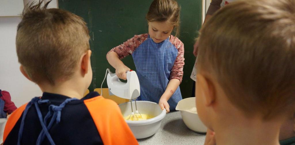 Ein Kind mischt den Teig